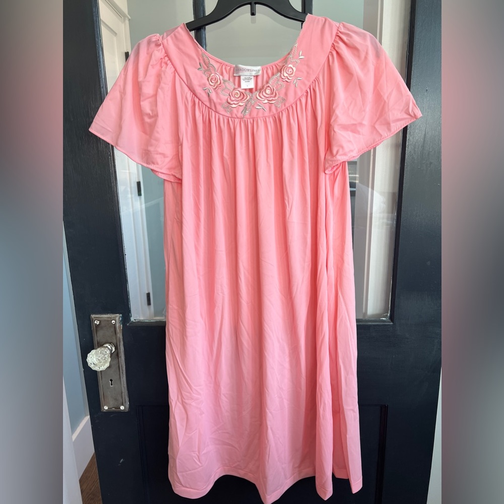 Shadowline nightgown like new peach size large